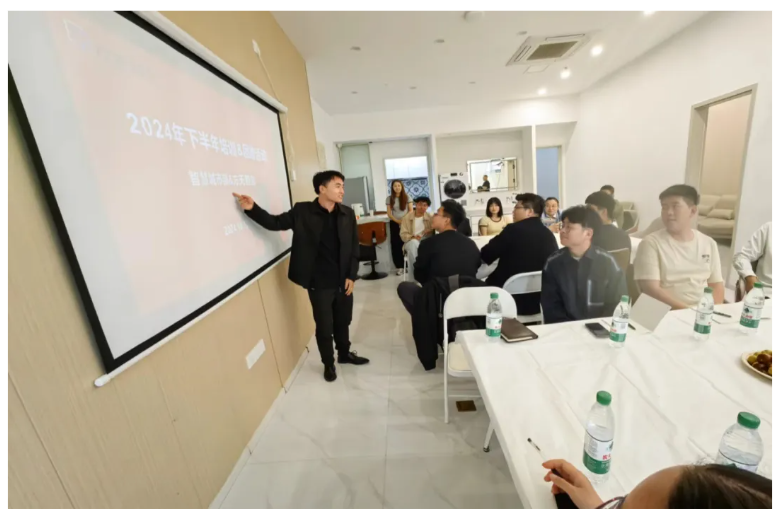 智慧碰撞，团队共融：一场别开生面的跨部门研讨与团建盛宴